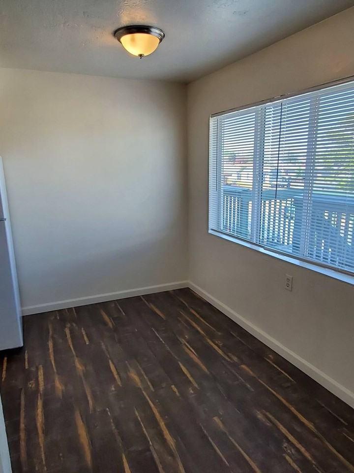 601 S Division St #20 - Photo 4 of 10
