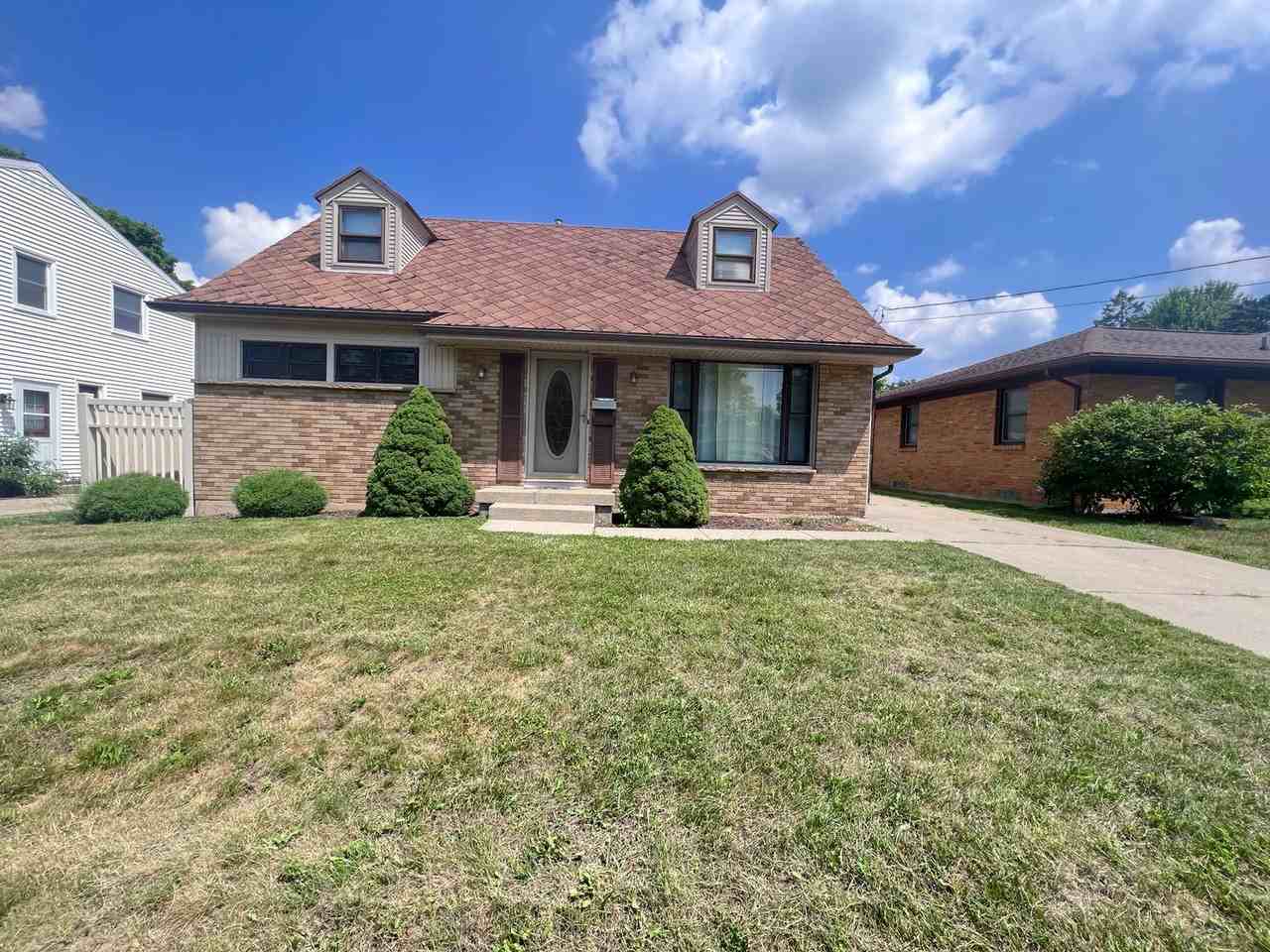 1843 Crescent Dr Ne - Photo 2 of 33