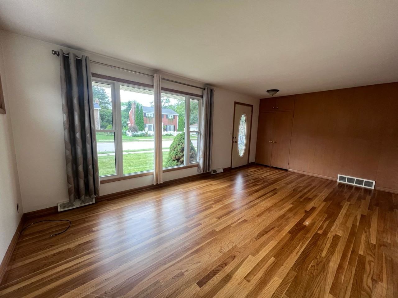 1843 Crescent Dr Ne - Photo 3 of 33