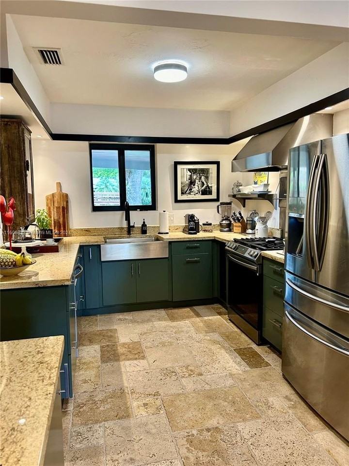 825 N Bel Air Dr - Photo 2 of 26