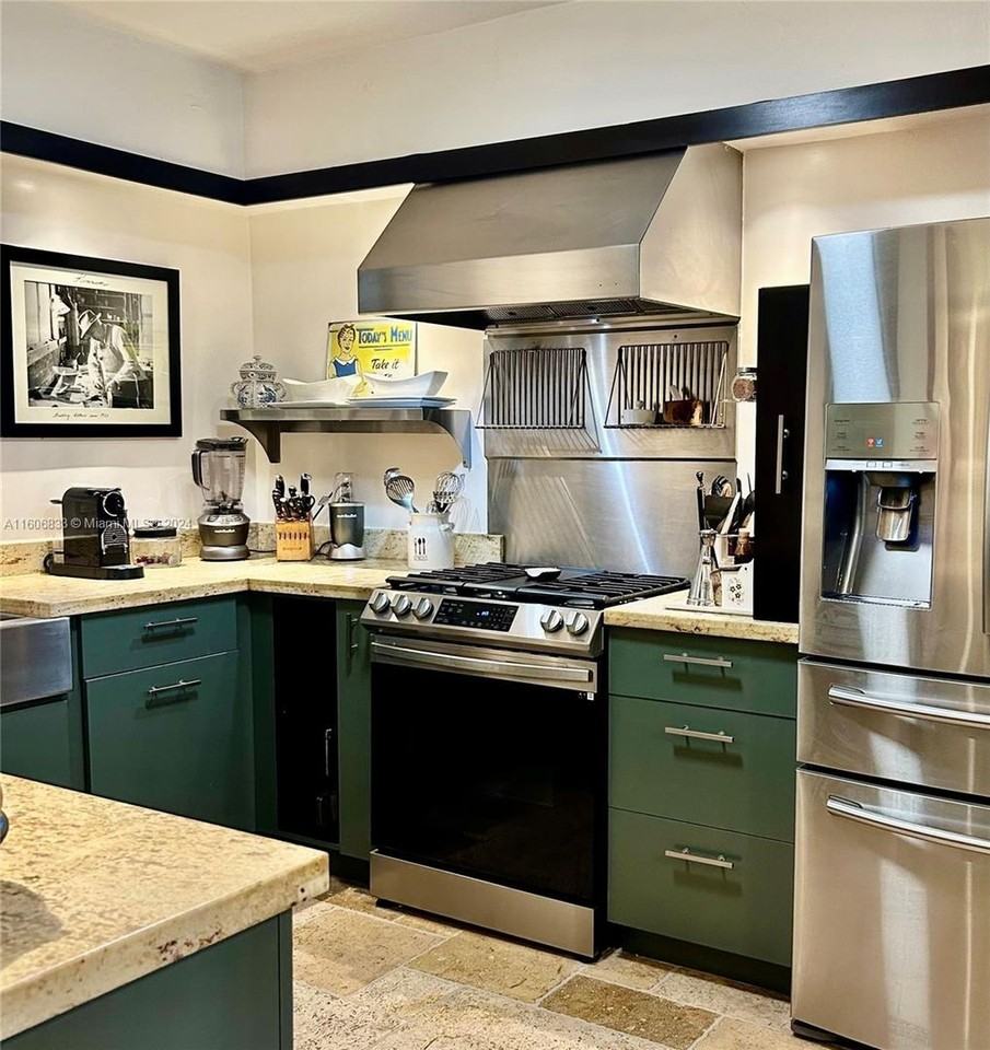 825 N Bel Air Dr - Photo 3 of 26