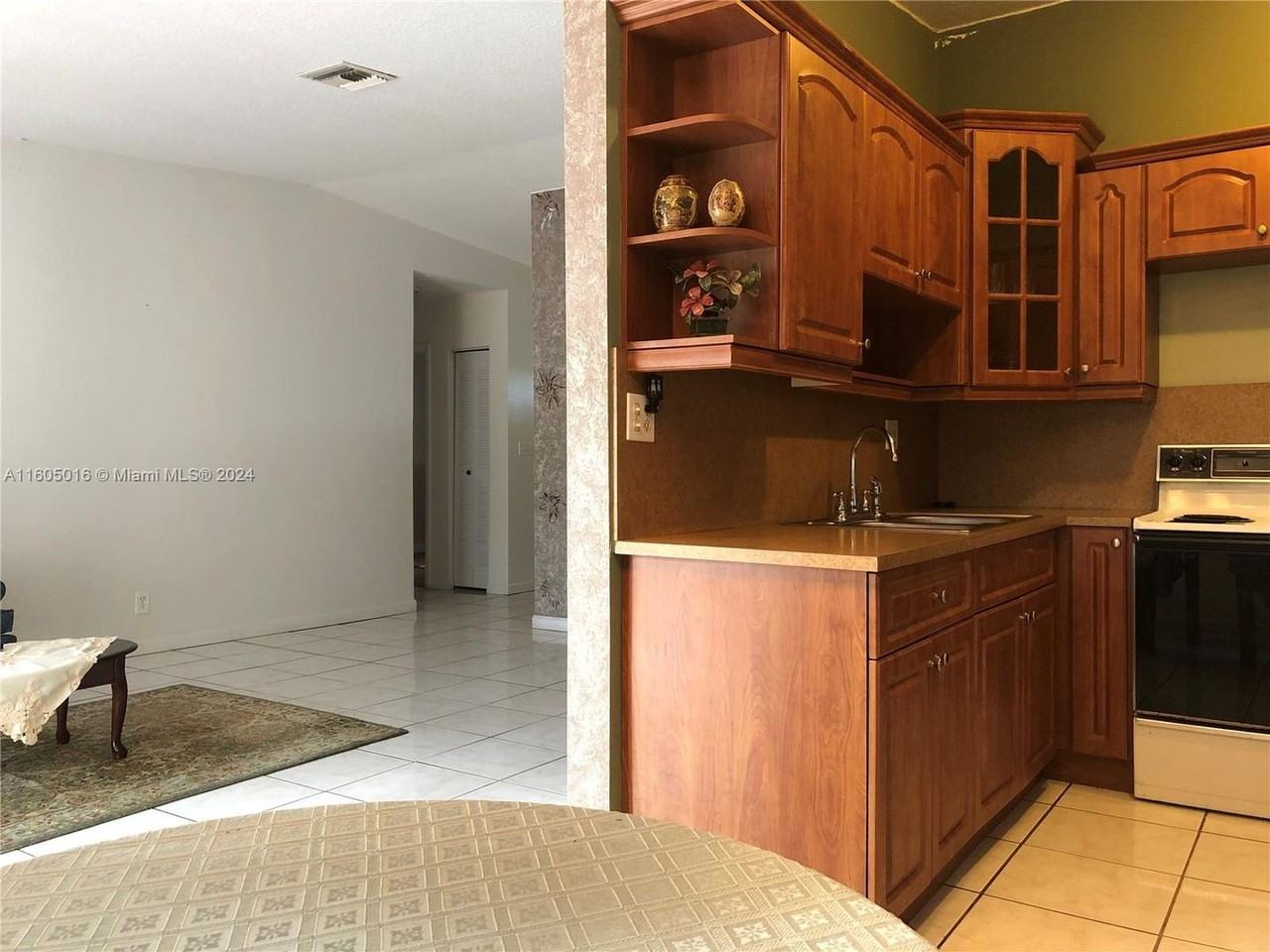 7702 Pembroke Rd - Photo 2 of 22