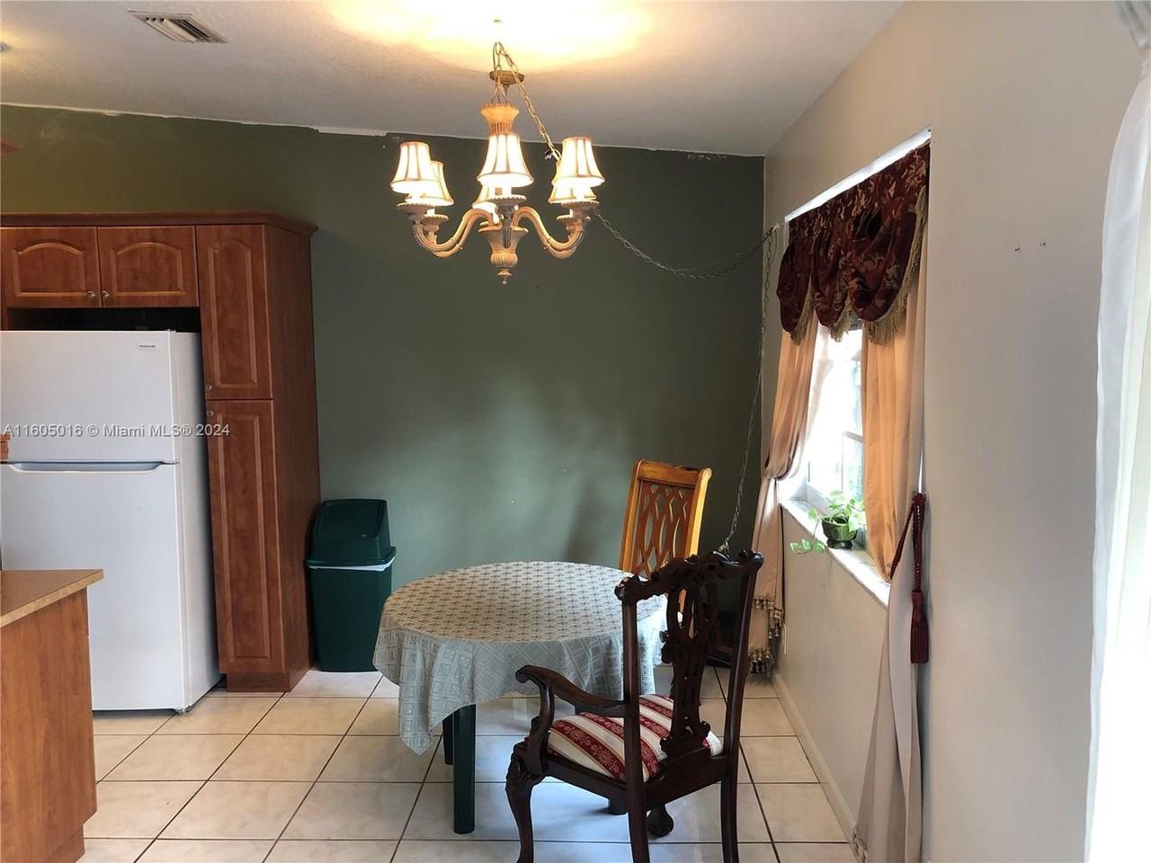 7702 Pembroke Rd - Photo 3 of 22