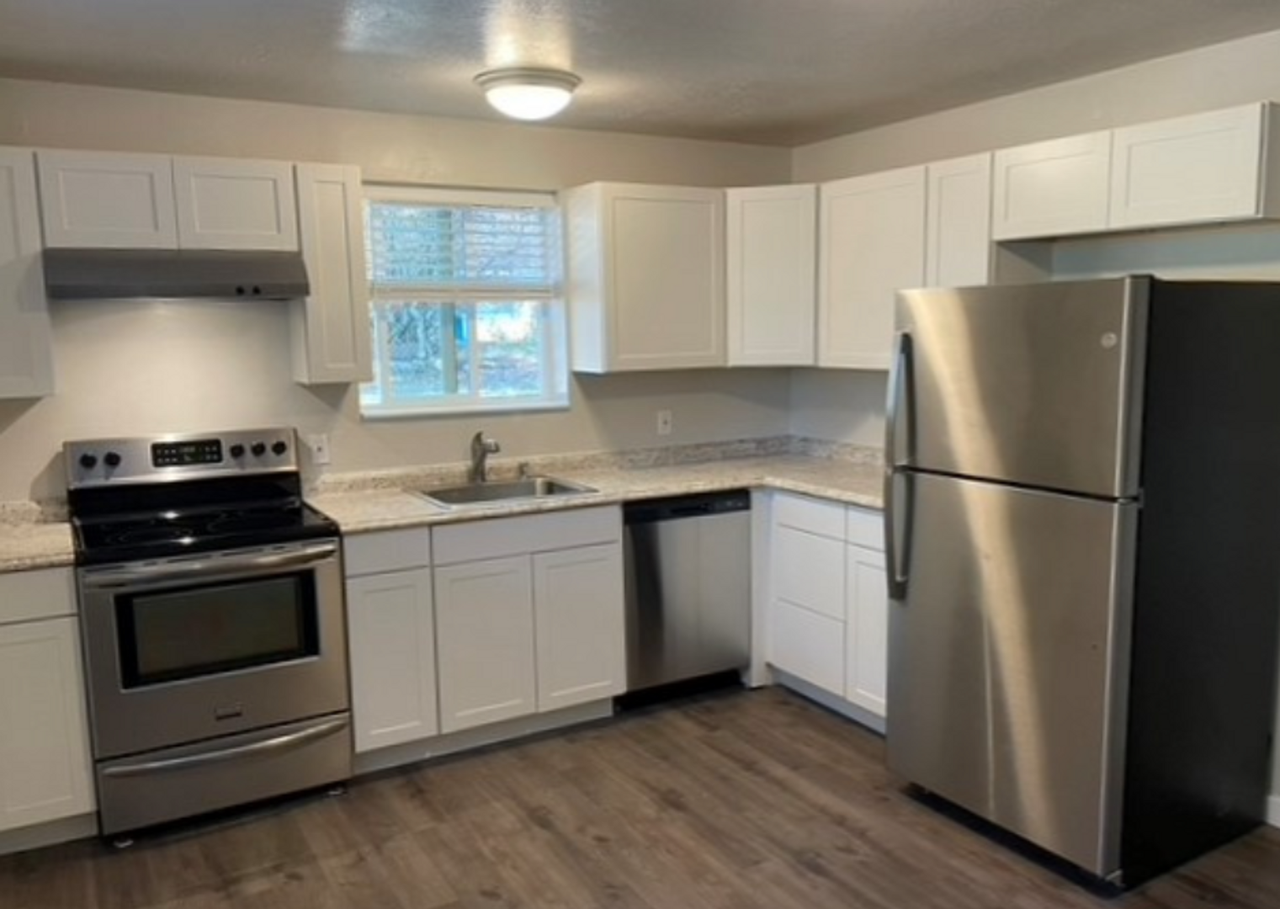 832 15th St - Photo 3 of 12