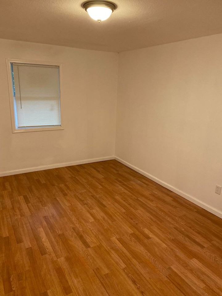1010 W Avenue B - Photo 2 of 15