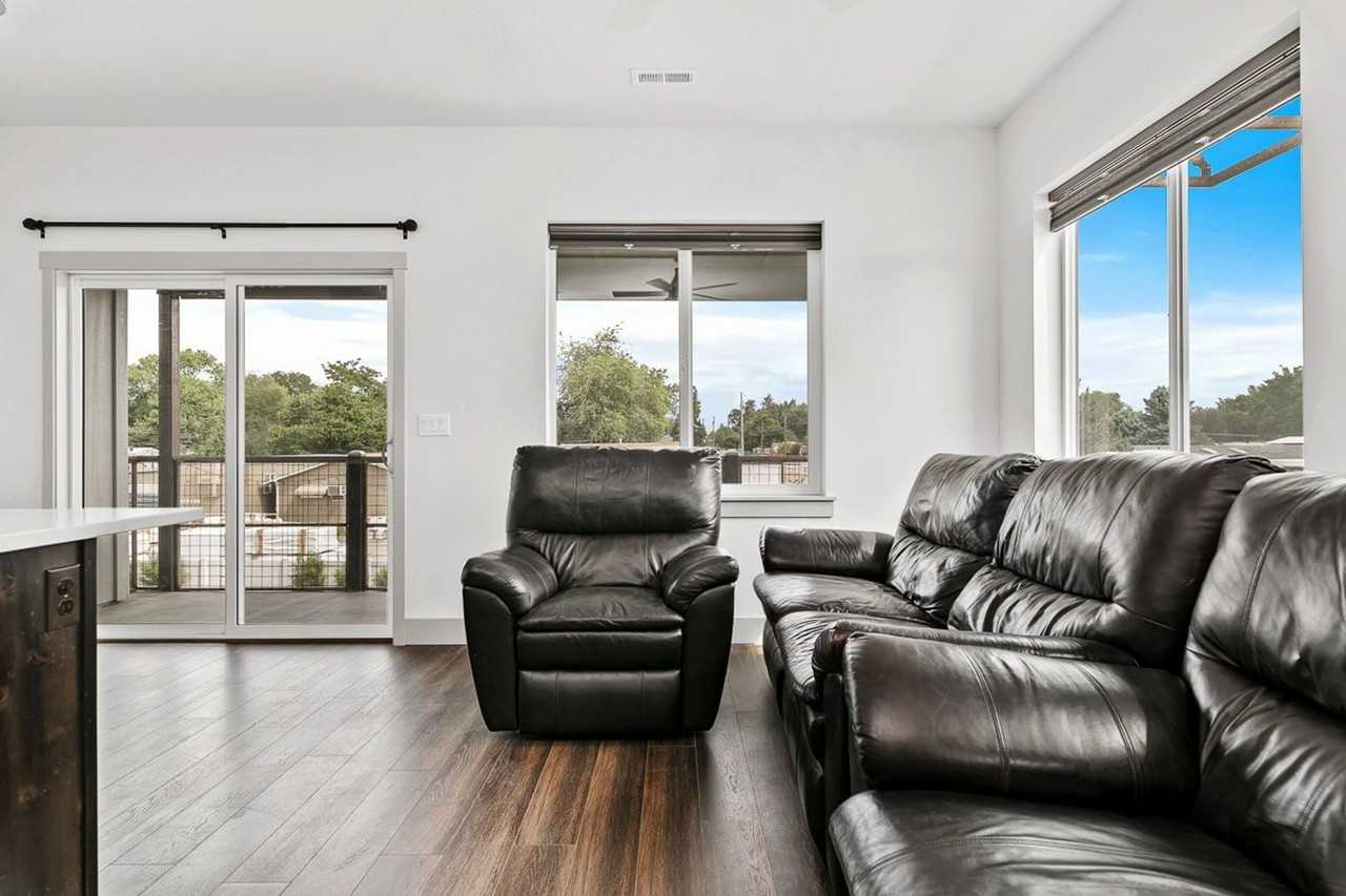 4076 N Adams St - Photo 2 of 23