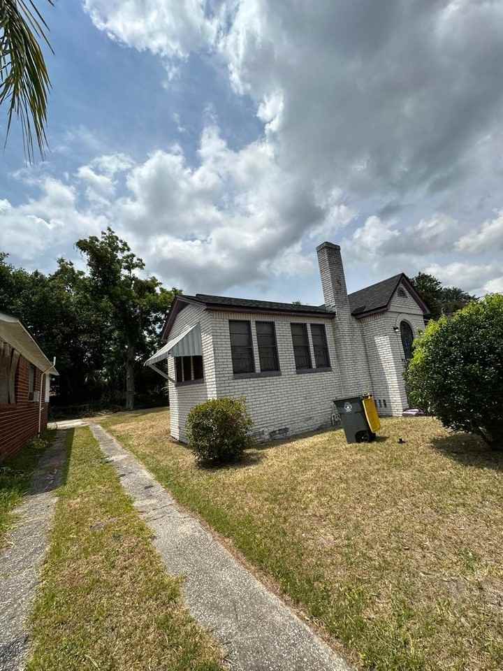 1178 W 10th St - Photo 2 of 43