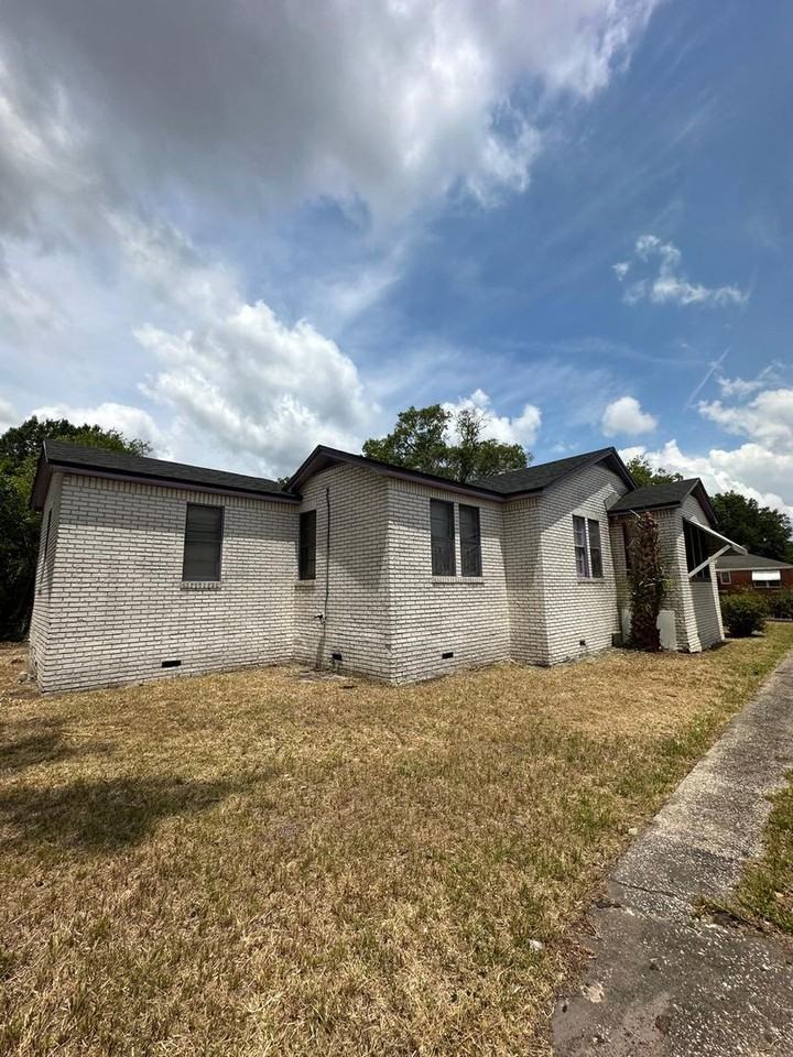 1178 W 10th St - Photo 3 of 43