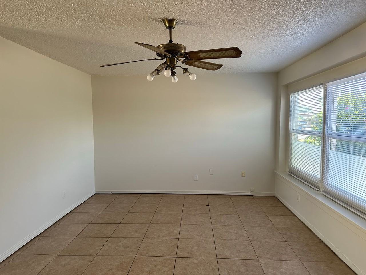 950 Ash Ave - Photo 3 of 8