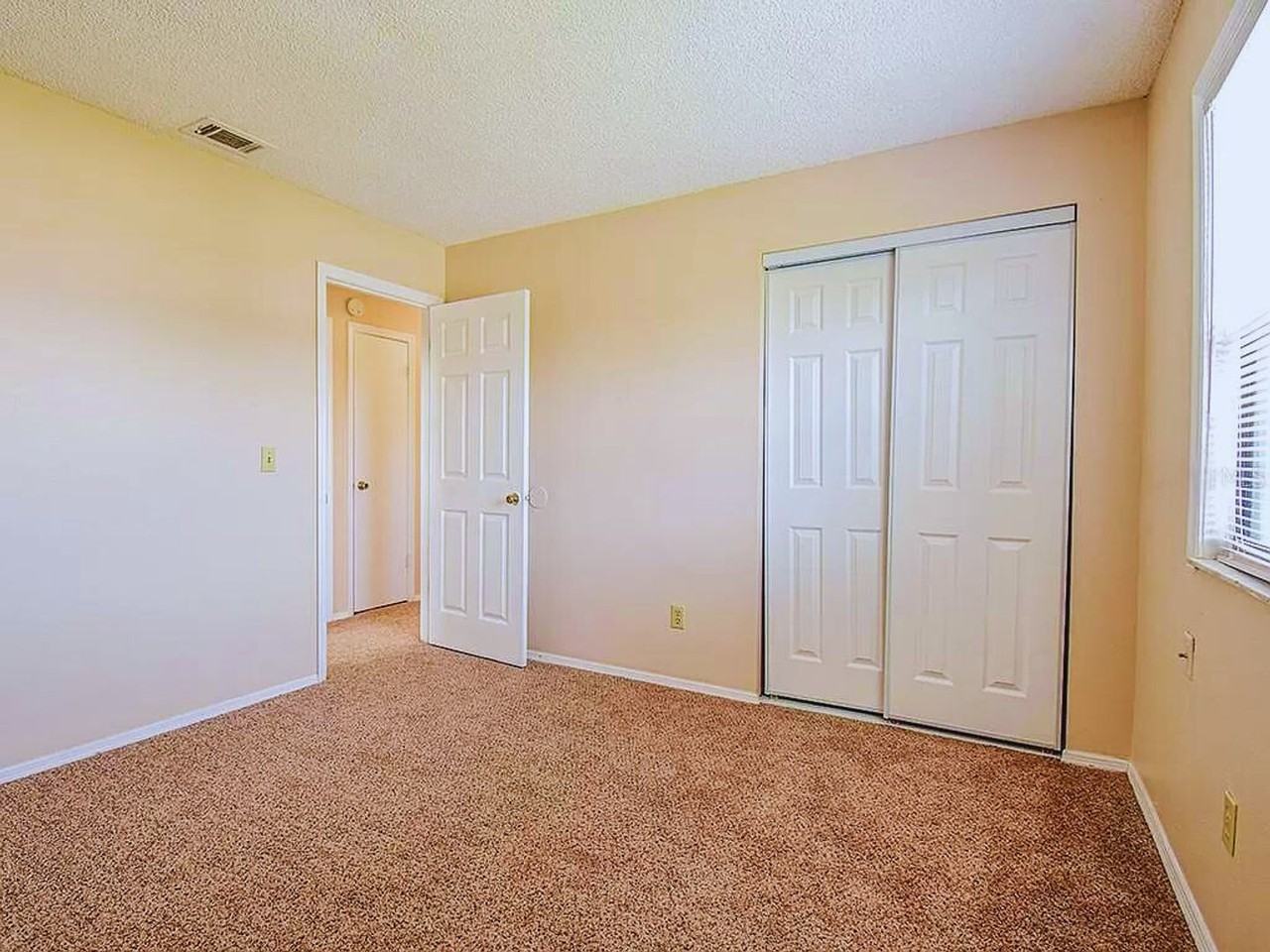 204 Applewood Ct - Photo 2 of 10