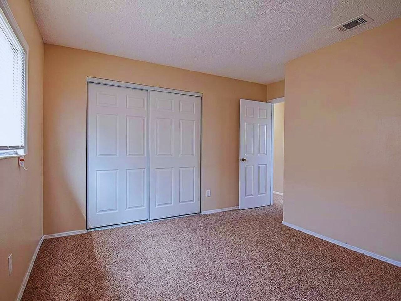 204 Applewood Ct - Photo 3 of 10