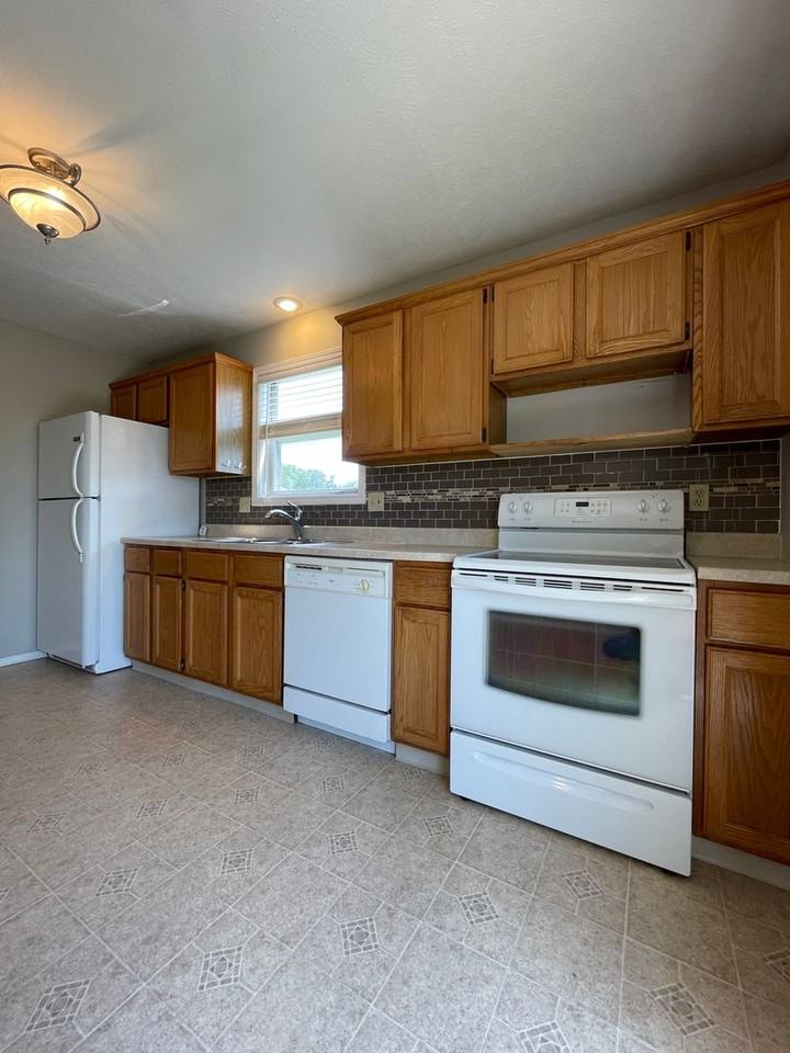 1711 Rockingham Dr #A - Photo 5 of 16