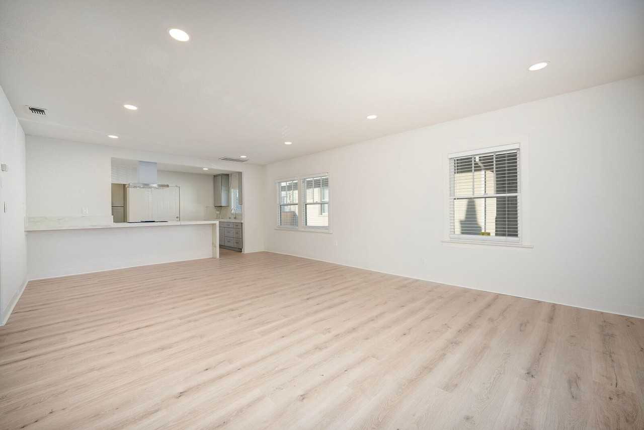 2608 41st St - Photo 4 of 21