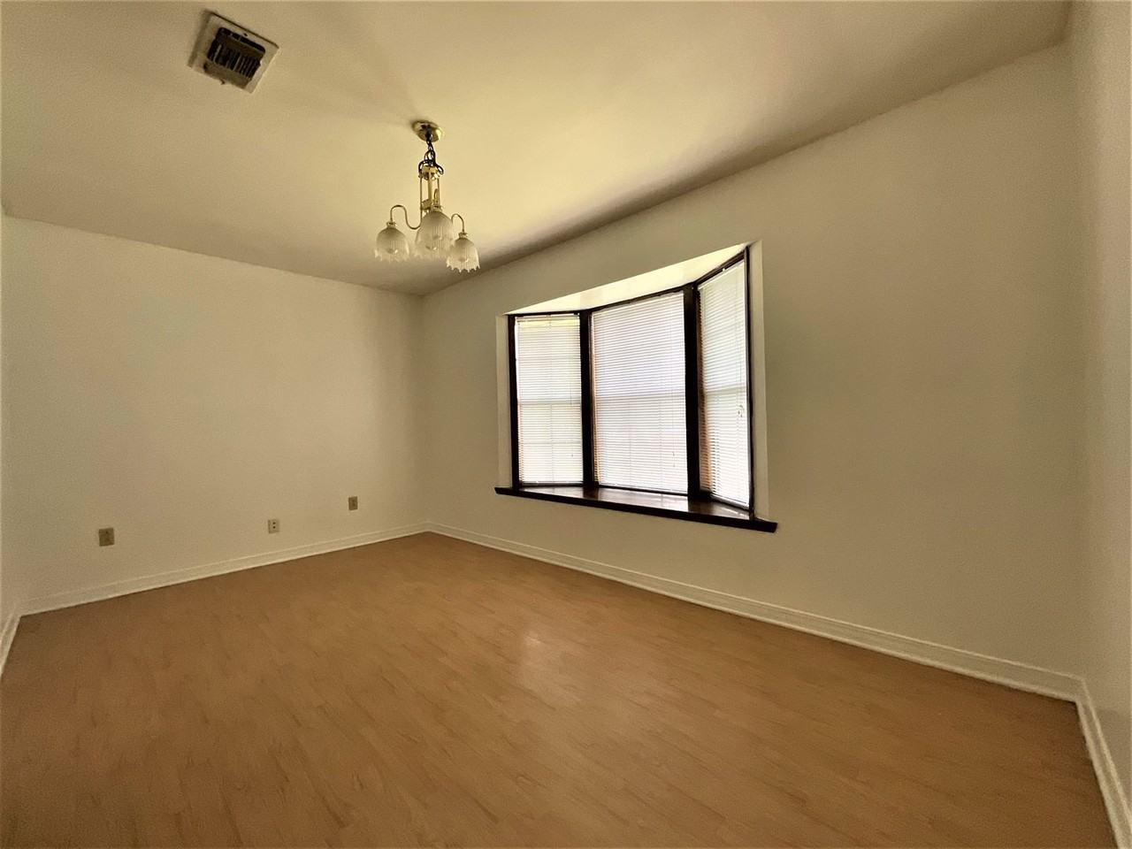 1692 Stacey St - Photo 3 of 21