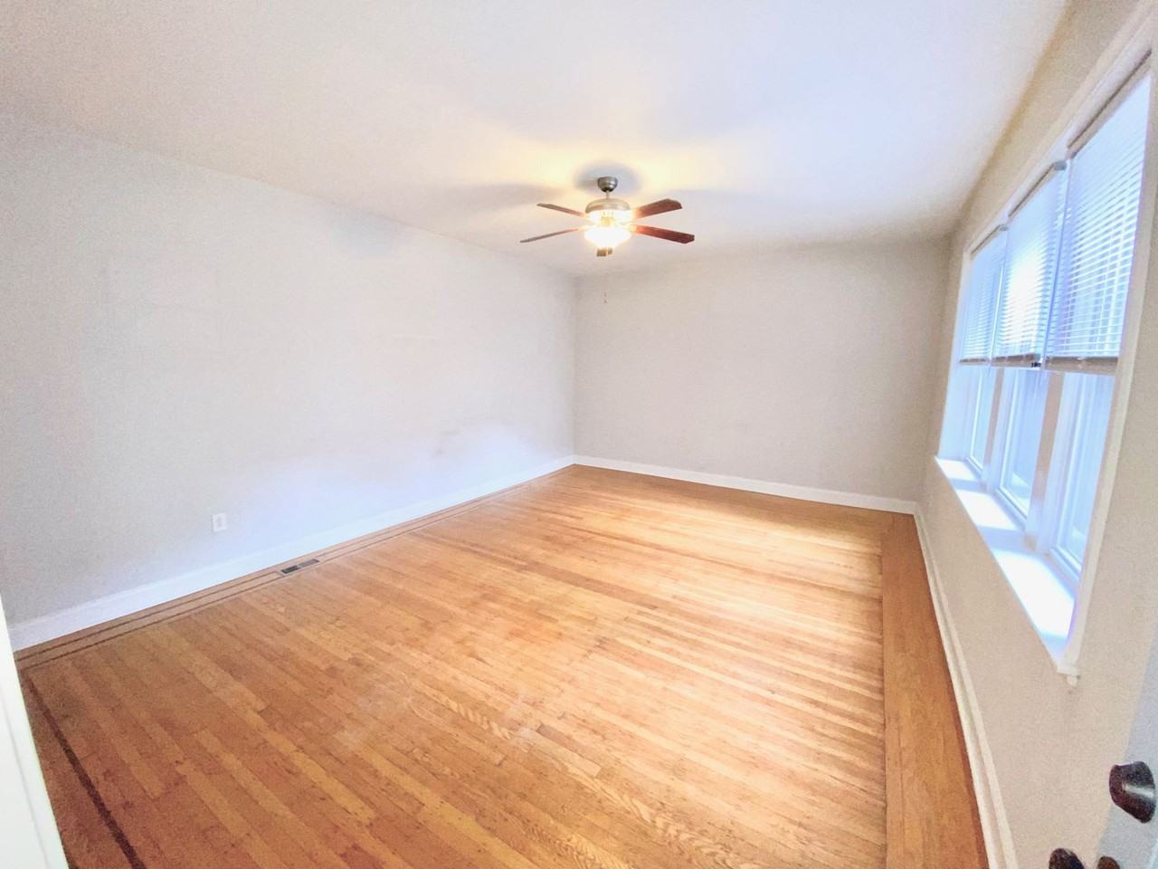 4900 Pine St - Photo 2 of 16