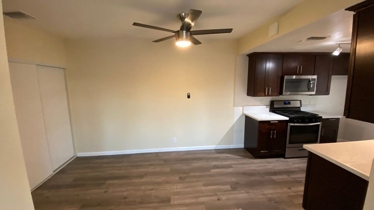 APT ELGIN - Photo 2 of 9