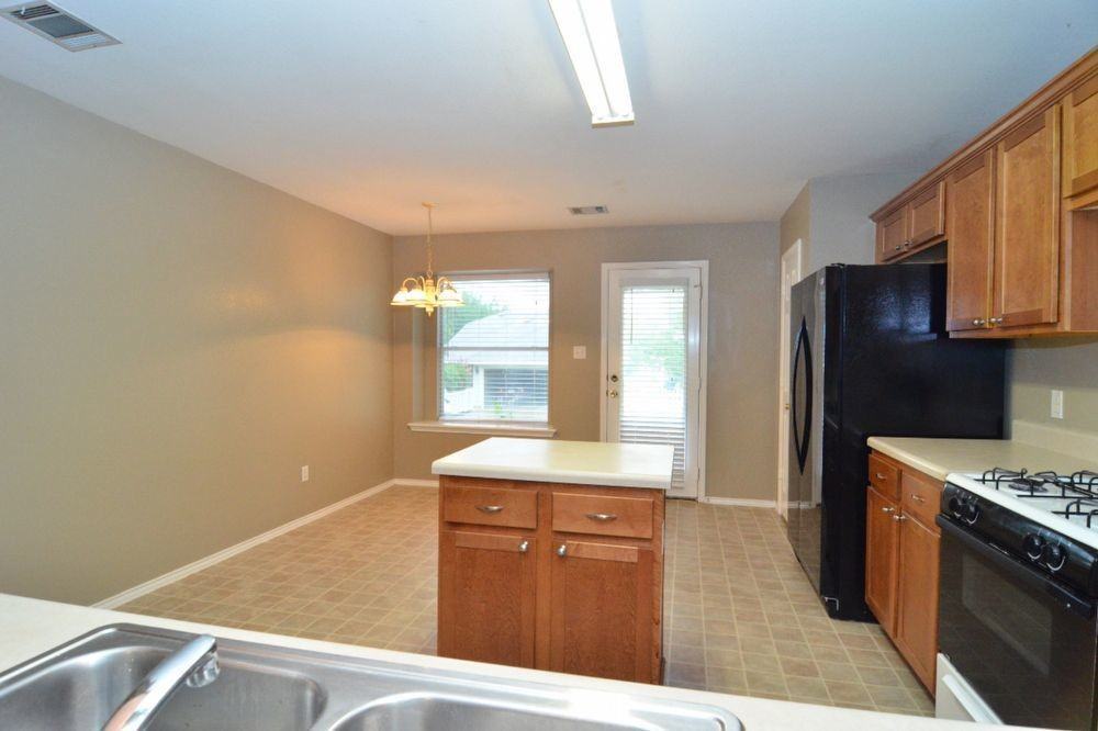 316 Strawn - Photo 6 of 19