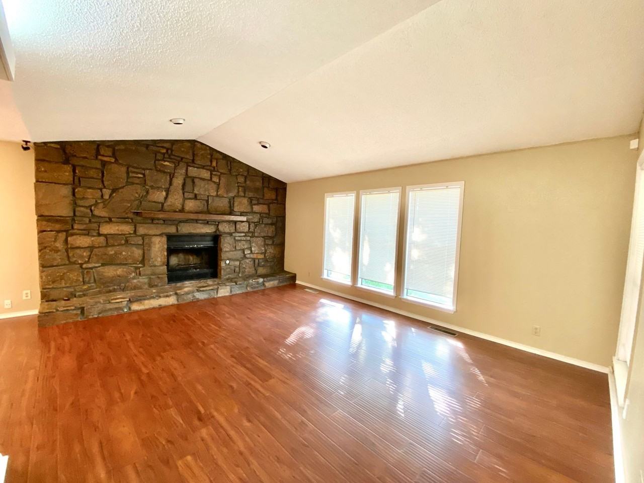 11465 S Douglas Ave - Photo 2 of 12