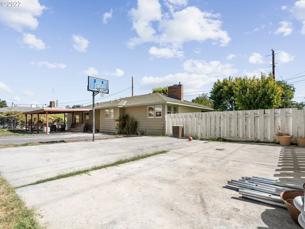 240 Sw Butte Dr - Photo 2 of 18