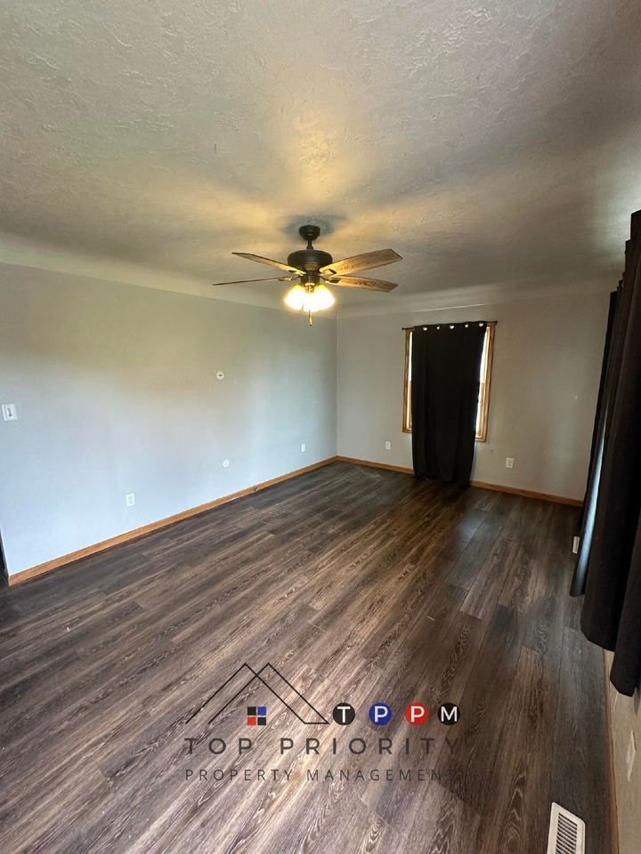 135 19th Ave Sw - Photo 2 of 11