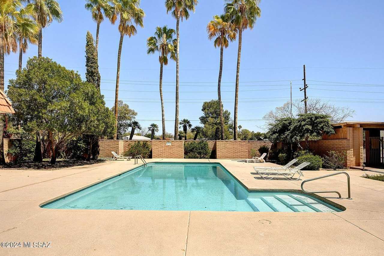 2875 N Tucson Blvd #44