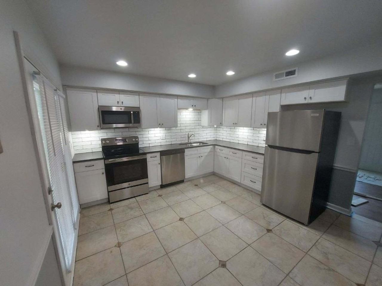 3816 Plantation Rd Ne - Photo 2 of 17