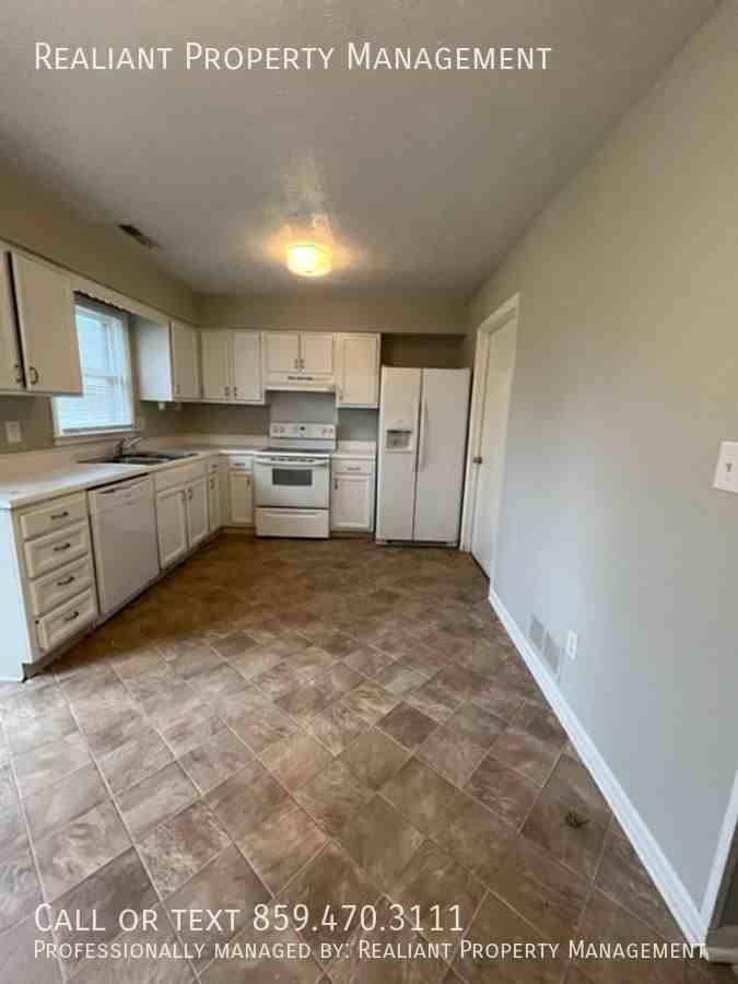 3105 Glenridge Cir - Photo 3 of 14