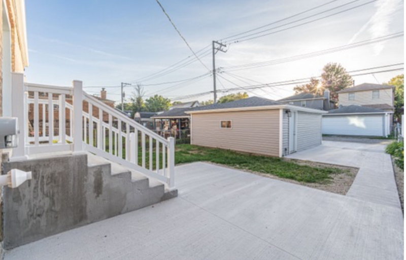 10332 S Sacramento Ave - Photo 3 of 18
