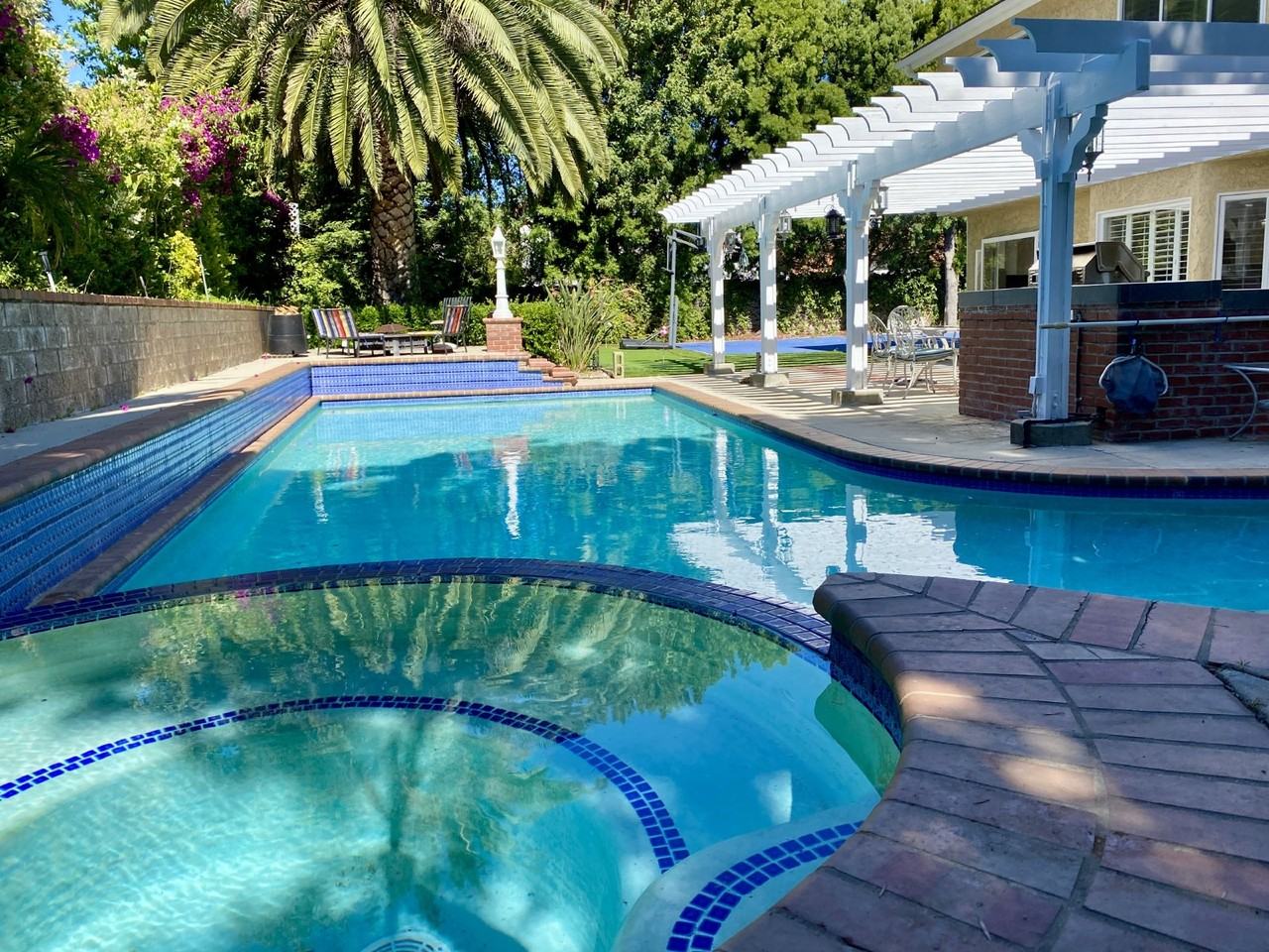 29323 Fountainwood St - Photo 3 of 50