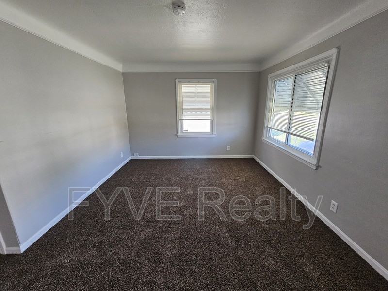 4106 E 153rd St - Photo 3 of 20