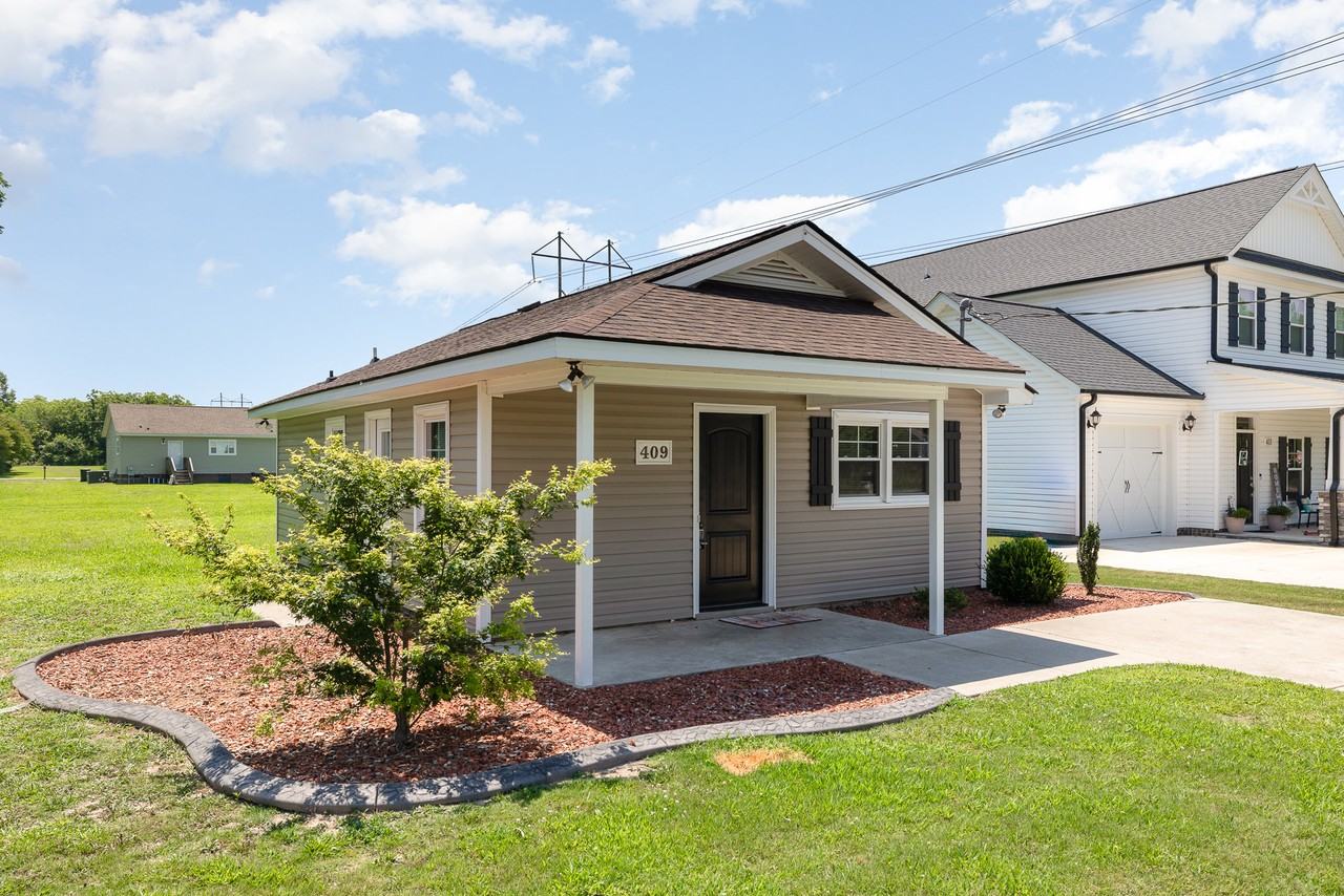 409 S Center St - Photo 2 of 16