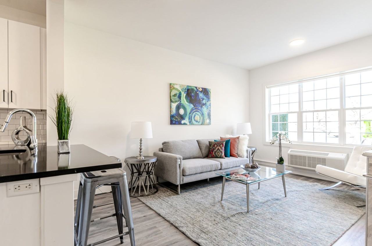 Lakeside Residence - Photo 5 of 17