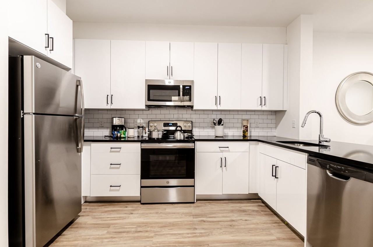 Lakeside Residence - Photo 6 of 17