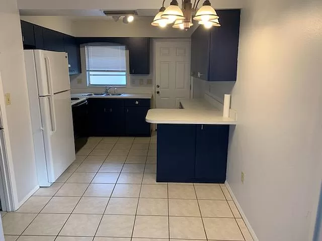 660 S Central Ave - Photo 3 of 10