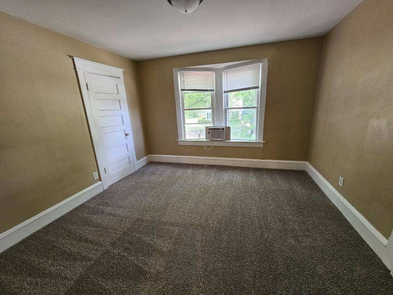 1913 S 7th St - Photo 3 of 6