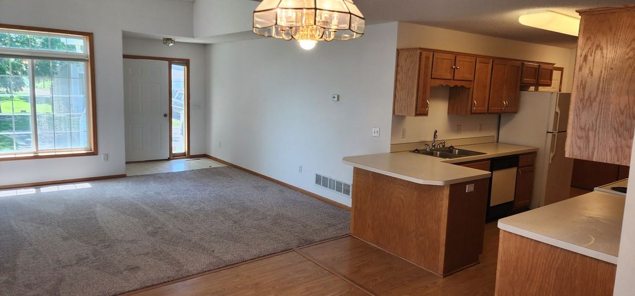 320 Creekside Dr - Photo 3 of 14