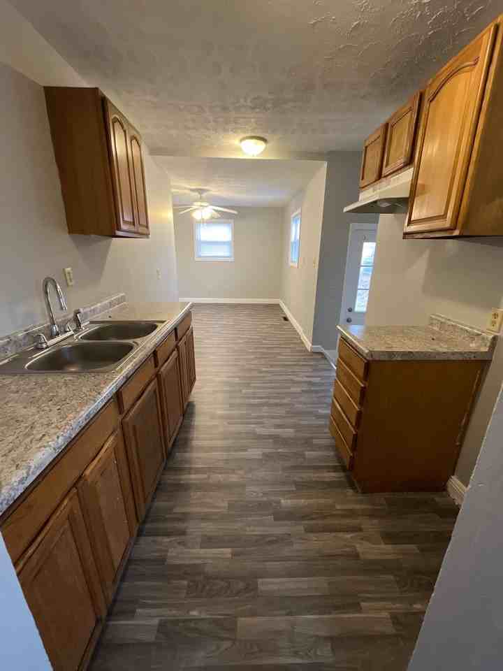 1218 E 23rd Ave - Photo 4 of 10