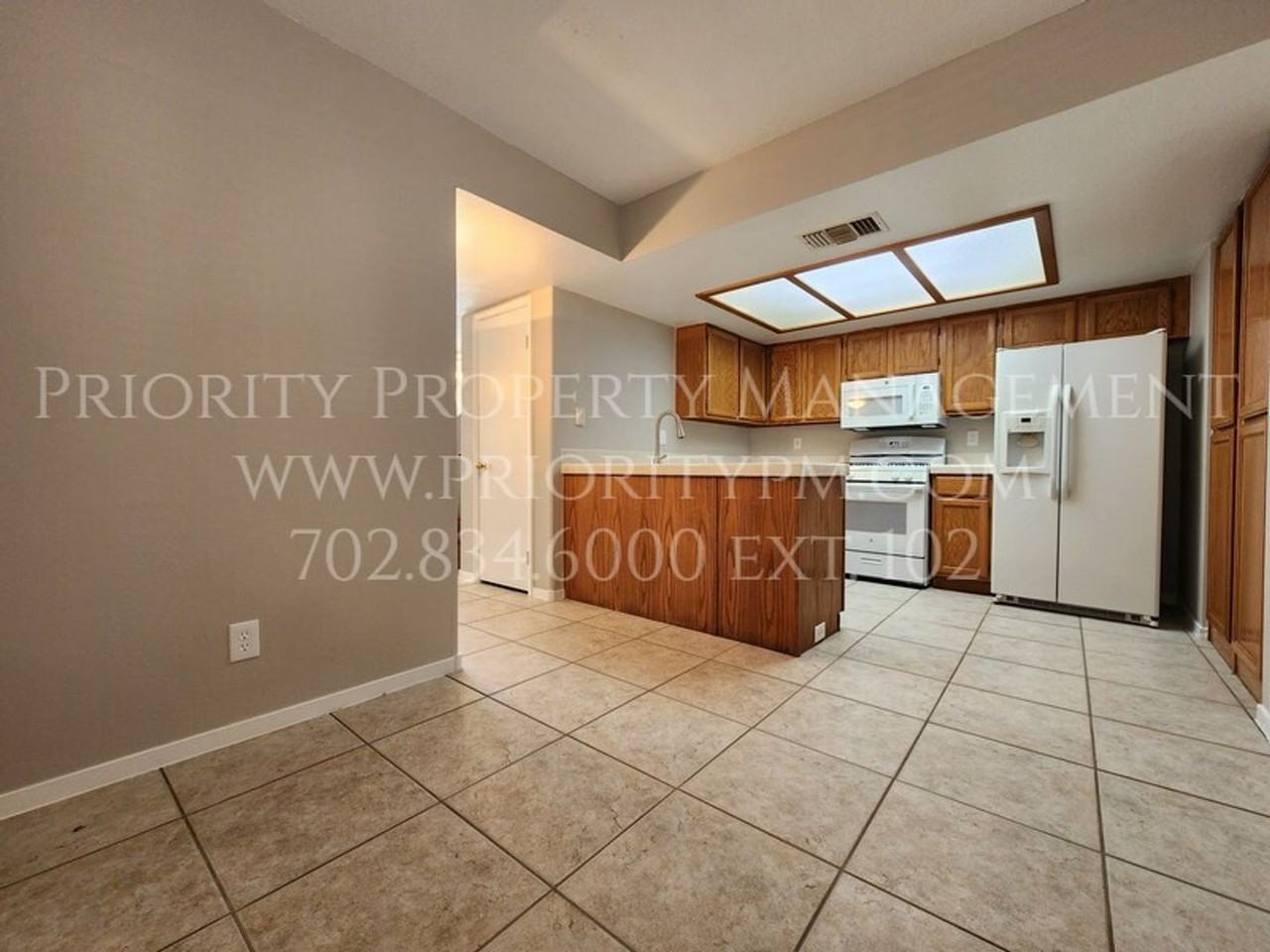 2052 Waverly Cir - Photo 2 of 12
