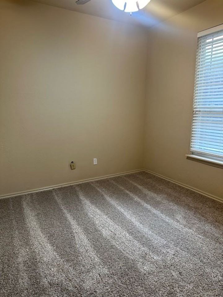 944 N Windermere Dr - Photo 4 of 11