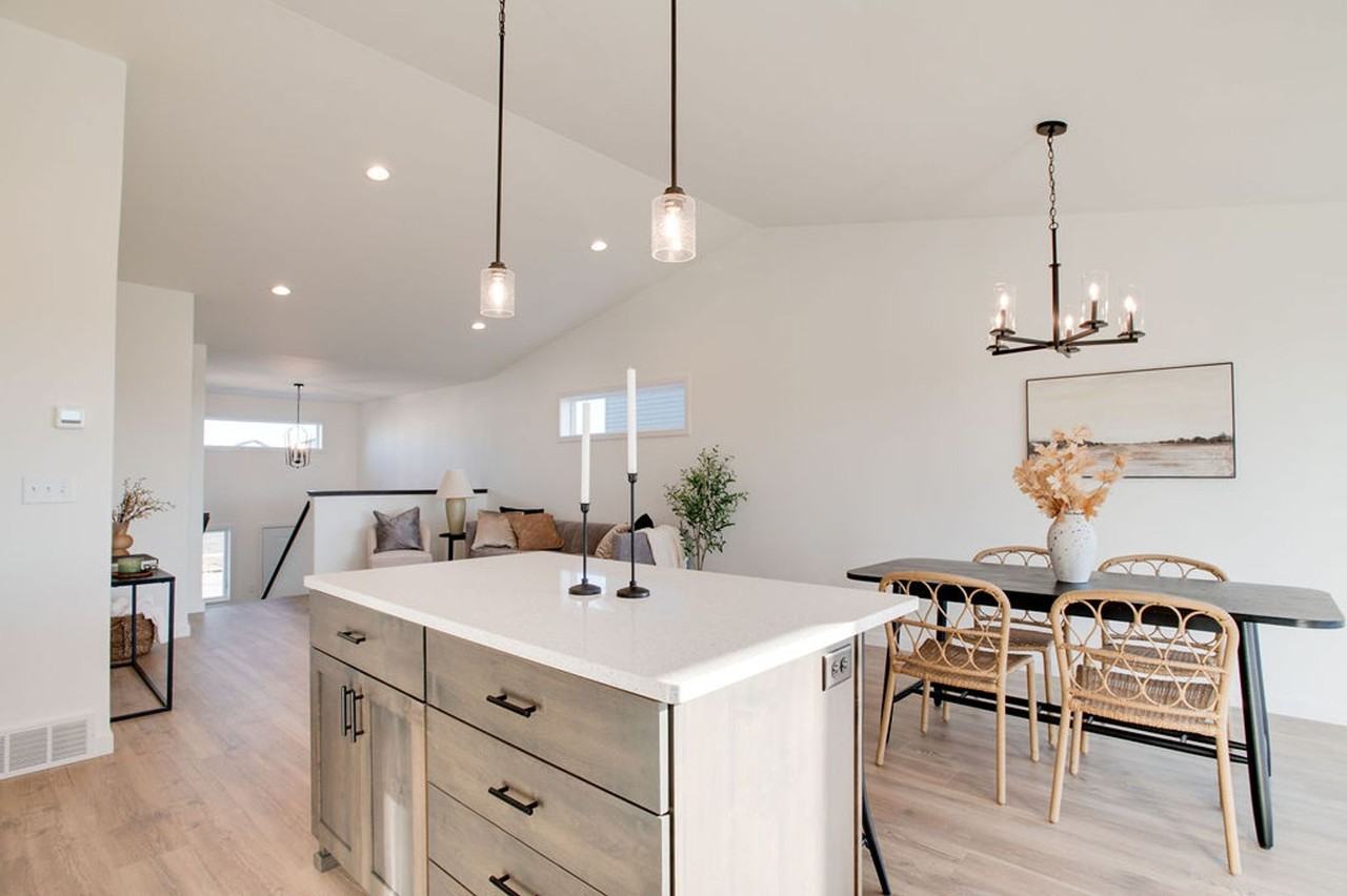 1186 Marlys Dr W - Photo 2 of 31