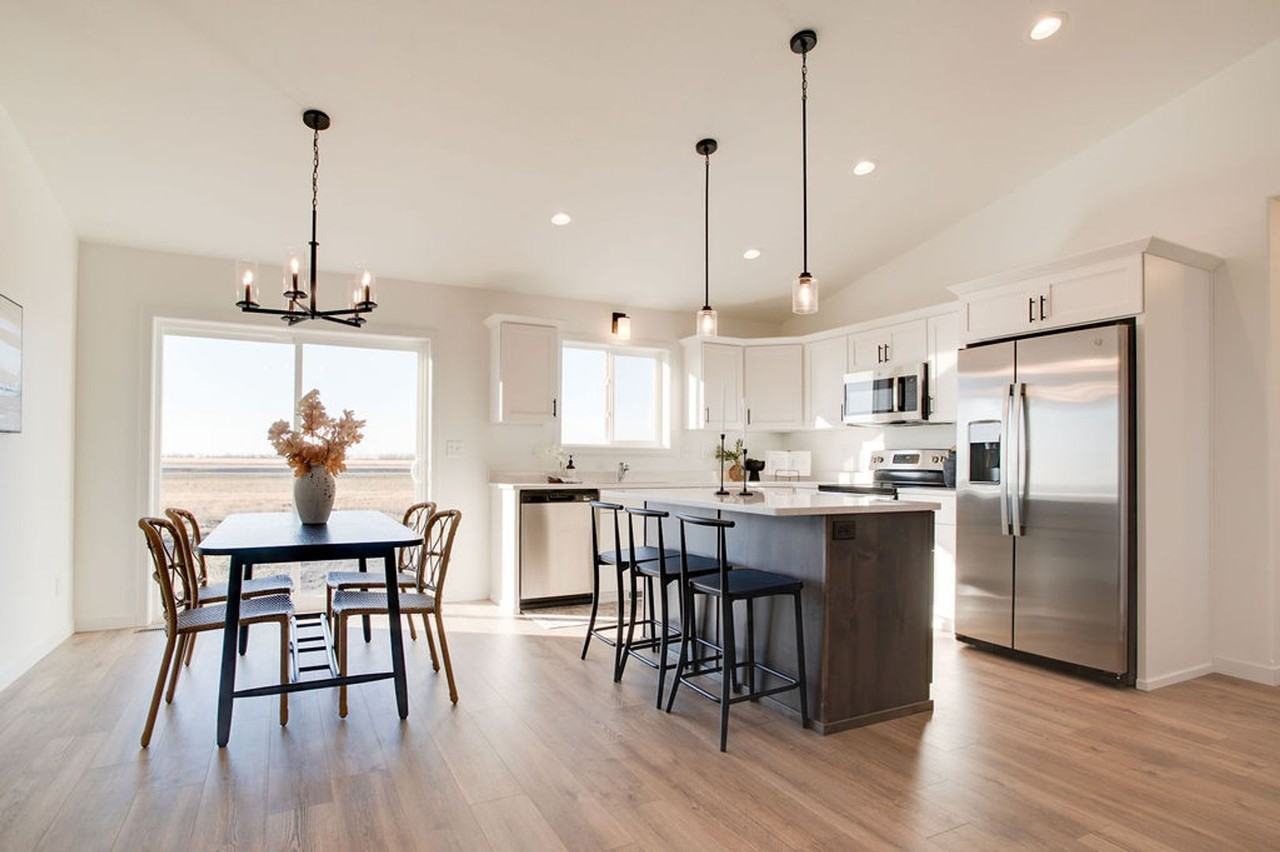 1186 Marlys Dr W - Photo 3 of 31