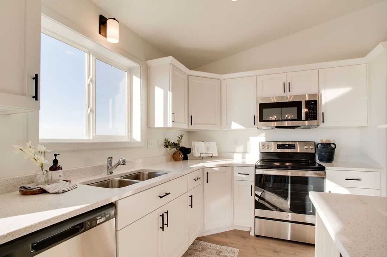 1186 Marlys Dr W - Photo 5 of 31