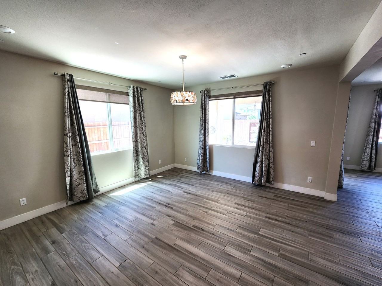 4549 Maple Crest St - Photo 3 of 34