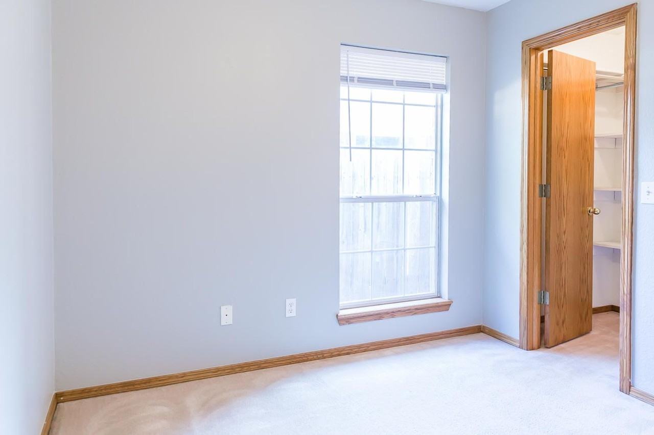 211 Oakdale Dr - Photo 2 of 22