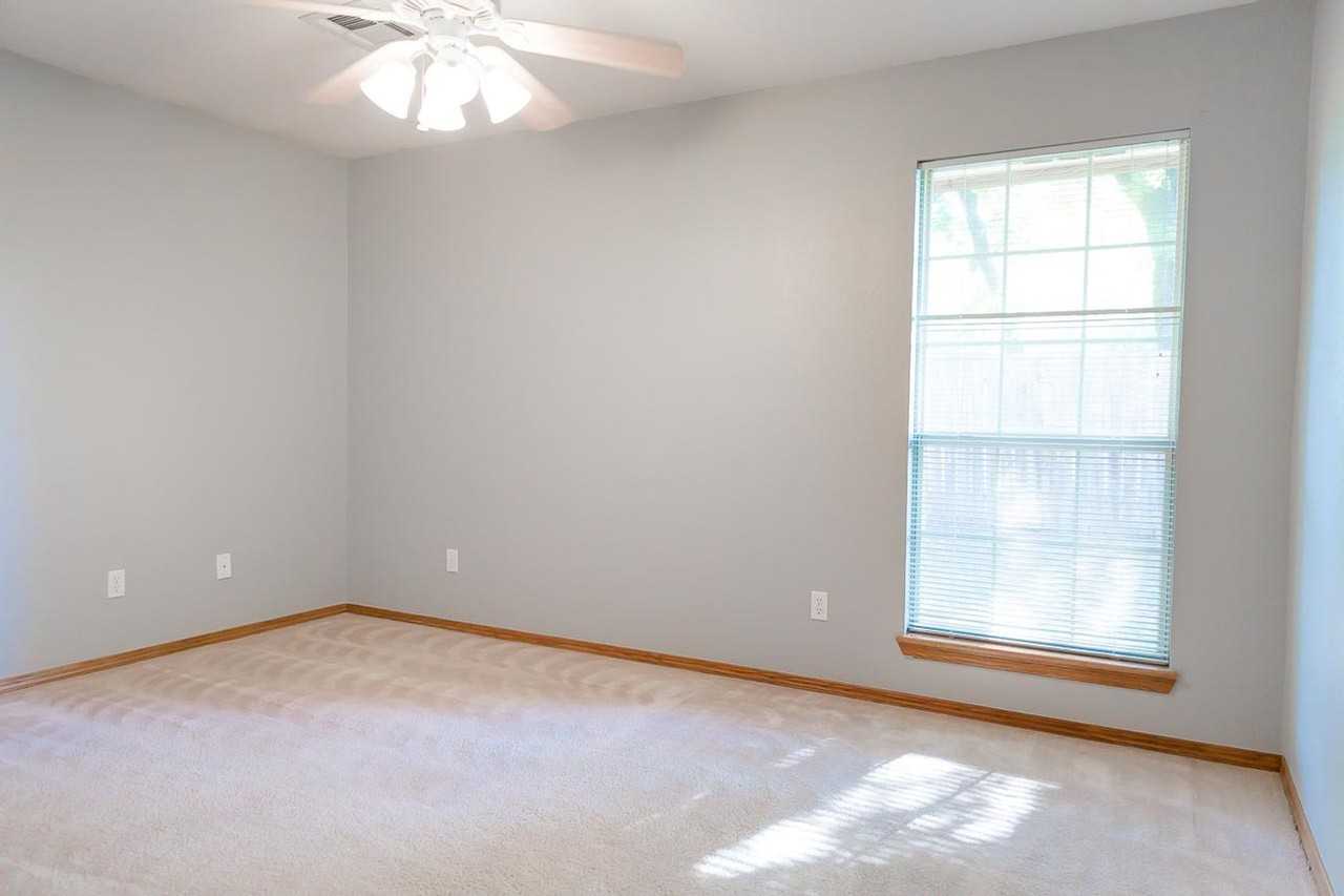 211 Oakdale Dr - Photo 4 of 22