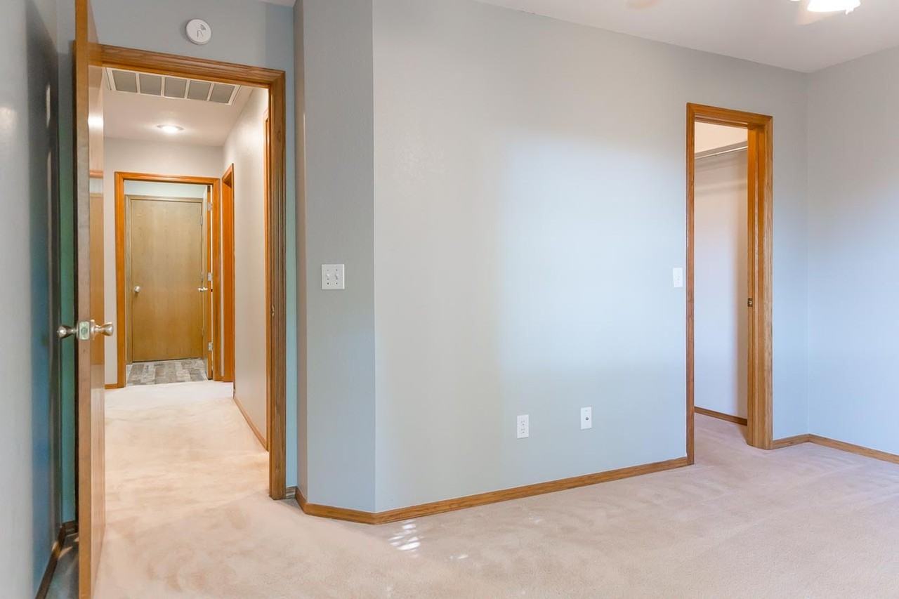 211 Oakdale Dr - Photo 5 of 22