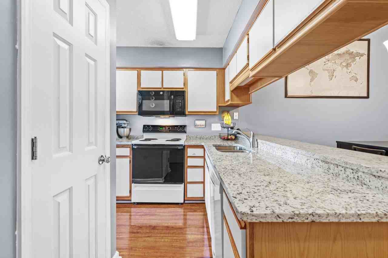 4930 Windsor Green Way #302 - Photo 5 of 27