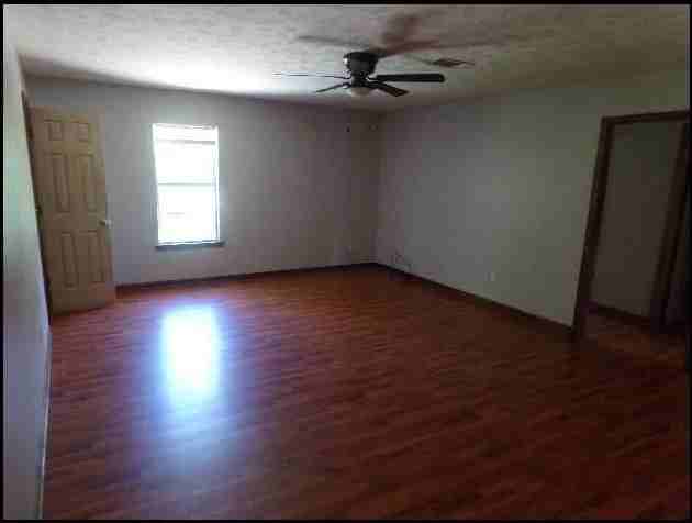 514 S Pool St - Photo 3 of 9