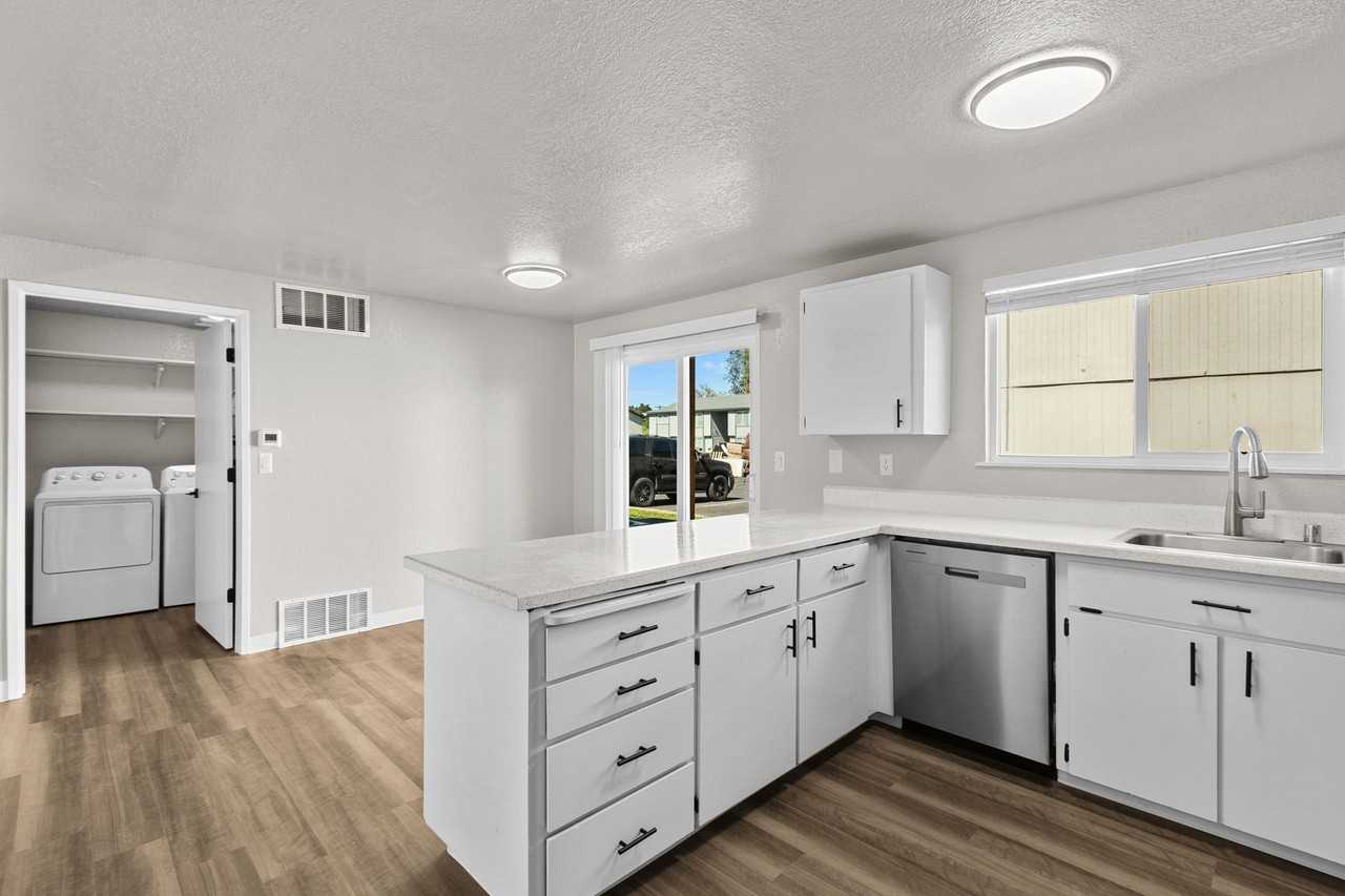 325 S Johnson St #3 - Photo 7 of 40