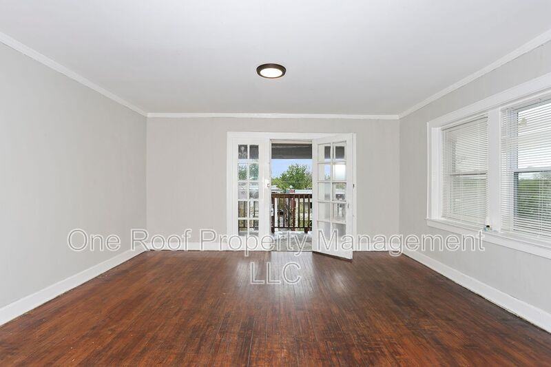 3225 E 8th St #2E - Photo 3 of 18